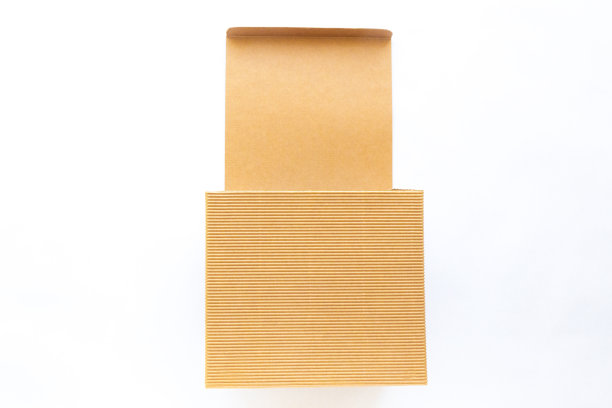 一个开放的棕色瓦楞牛皮纸纸盒孤立在白色背景图片下载