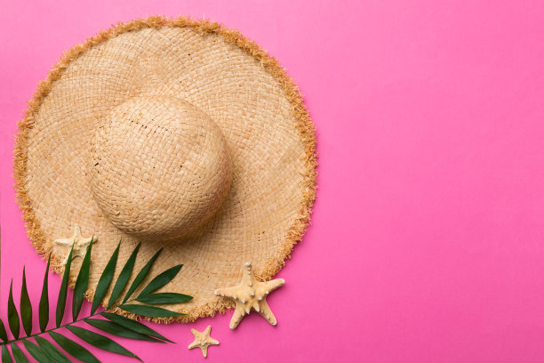 暑假。夏天的概念与草帽和热带树叶。平铺，俯视图，拷贝空间图片下载