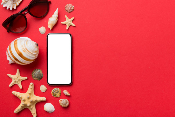 平板构成与手机和海滩配件彩色背景。空白屏幕的智能手机模拟拷贝空间图片下载