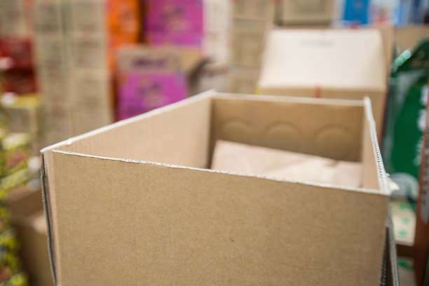 在仓库打开纸板箱图片下载