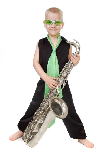 一个吹萨克斯的小男孩图片下载