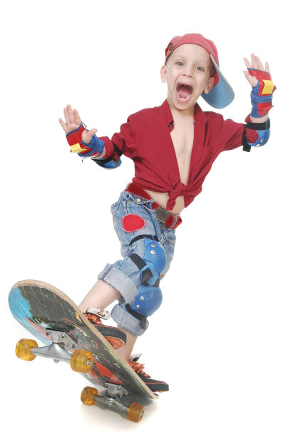 一个男孩在玩滑板图片下载