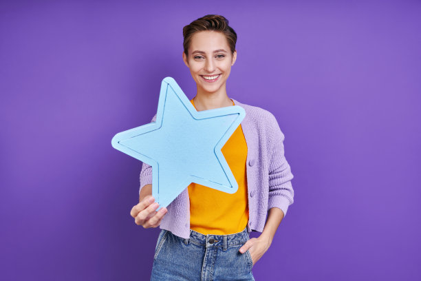 幸福年轻女子手持纸星图片下载