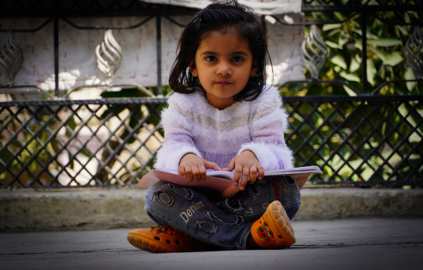 可爱的小女孩读了这本书图片下载