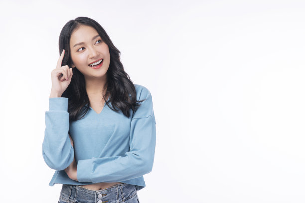 积极的亚洲女性认为白色背景下的选择很有创意。女孩微笑着思考问题，沉思的表情有些过于孤立。夫人若有所思怀疑地用手指扶着头抬起头来。图片下载