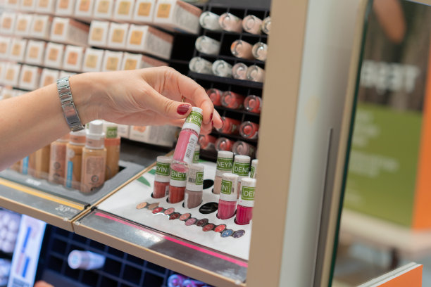 买化妆品的女人图片下载