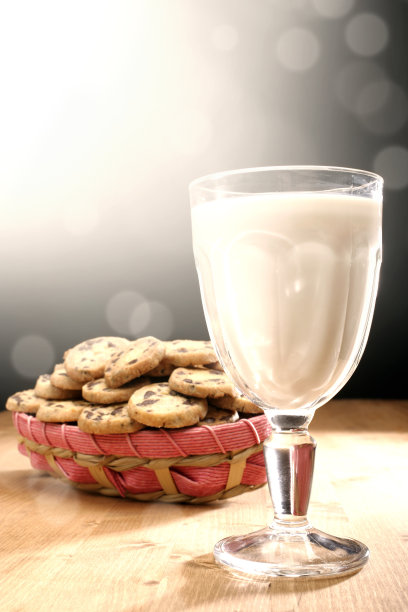 巧克力片饼干和一杯牛奶图片下载