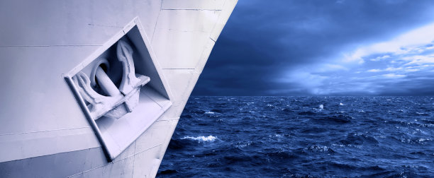 航运业对暴风雨海上大型船舶的概念图片下载