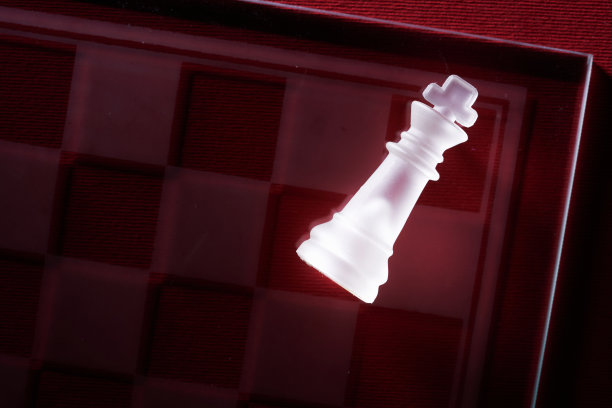 玻璃棋盘与国王棋子的红色背景图片下载