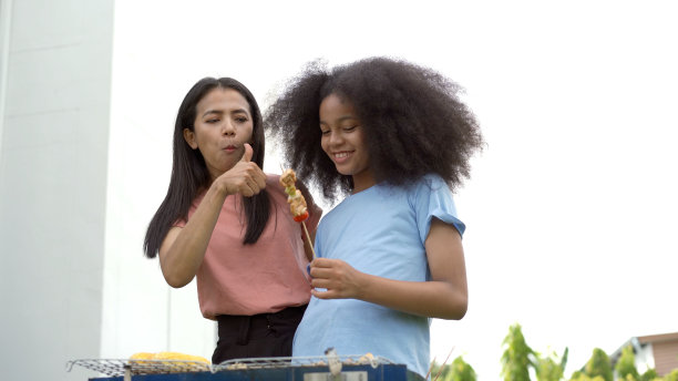 家庭烧烤-一起烧烤。图片下载