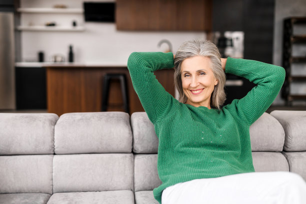 穿着绿色毛衣的快乐中年女人图片下载