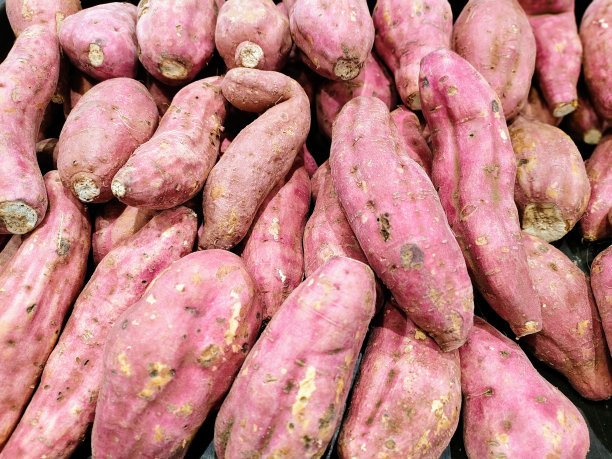 塑料容器中的新鲜红薯的特写图片下载