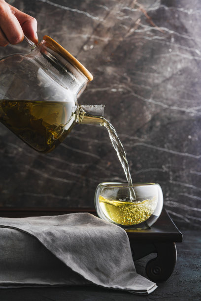 中国青色铁观音乌龙茶。茶壶里的热绿茶图片下载