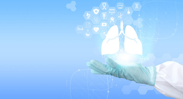 医生检查肺部全息图，在虚拟界面上检查测试结果，并分析数据。肺炎，捐赠，未来医药，保健医院服务图片下载