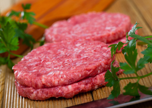 烹饪前的生汉堡肉排和蔬菜的图片，图片下载