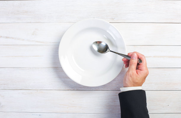 拿着叉子和勺子的手图片下载