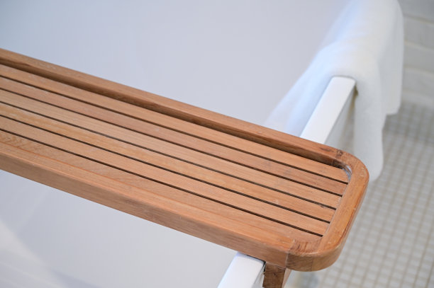 浴室的浴缸里放着白毛巾图片下载