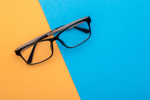 黄色背景上的新眼镜。复制文本或设计空间图片下载