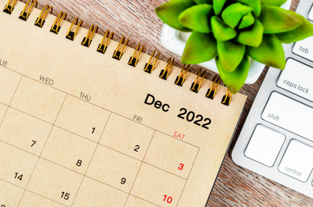 2022年12月木制背景电脑键盘台历。图片下载