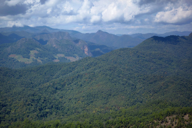 山上的天空多云图片下载