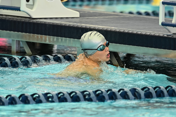 小男孩在游泳比赛上游泳图片下载