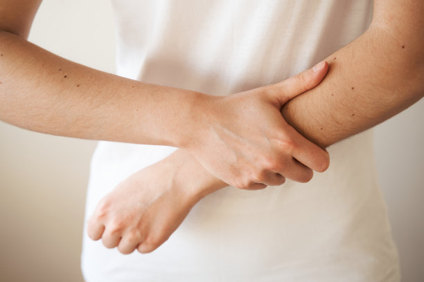 手受伤。美丽的女孩，手臂因事故而受伤。创伤学。图片下载