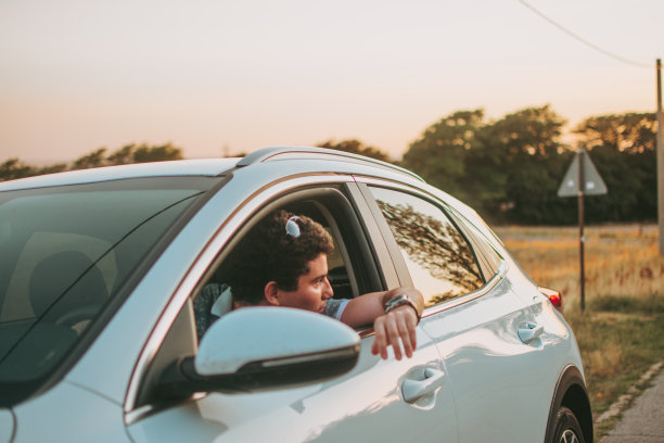一个年轻人倒车。图片下载