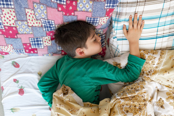 这个七岁的男孩正在睡觉。图片下载