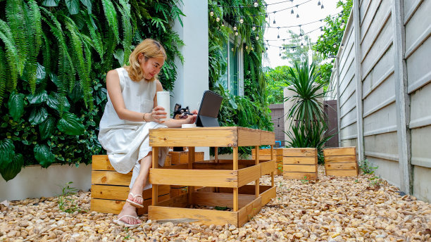 一个女人在公园的长椅上带着狗用笔记本电脑图片下载