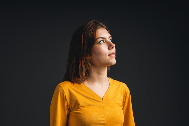 画室里一位深思熟虑的年轻女子的肖像图片下载