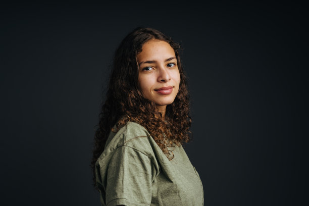 画室里一头卷发的年轻女子图片下载