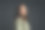 画室里一头卷发的年轻女子图片下载