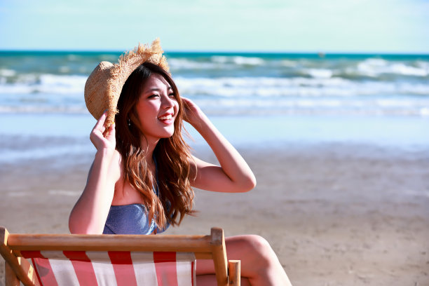 享受年轻女性网站和步行放松热带海滩，暑假和旅游概念图片下载