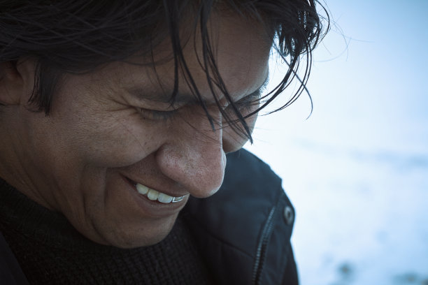 一个微笑的西班牙人在冬天的特写肖像。图片下载