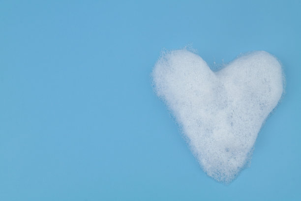 心脏从肥皂泡沫泡沫在蓝色的背景与复制空间。图片下载