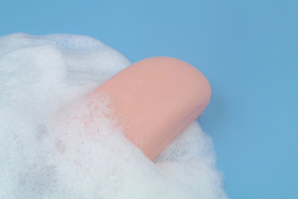 蓝色背景上有泡沫和肥皂。图片下载