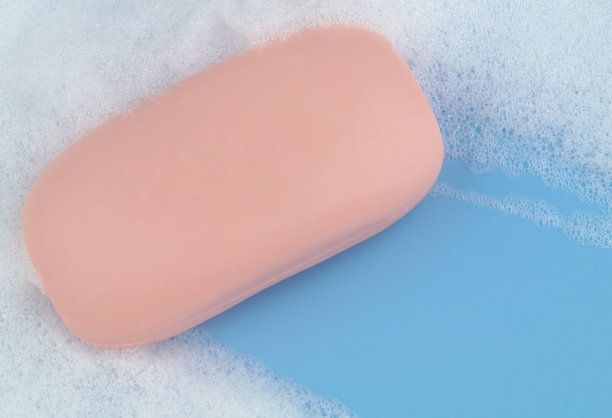 蓝色背景上有泡沫和肥皂。图片下载