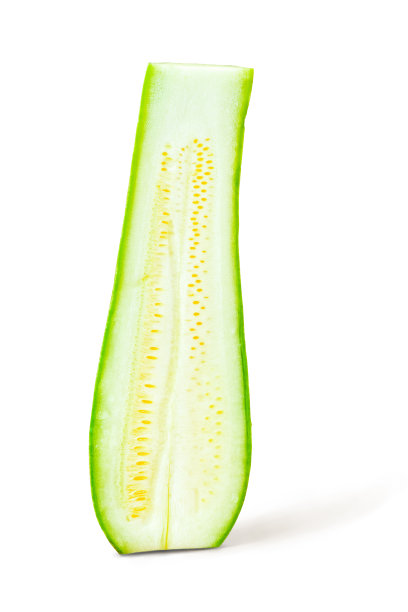 小西葫芦或西葫芦切块或切片，在白色背景上独立，有修剪路径。素食有机食品和新鲜天然化妆品的概念图片下载