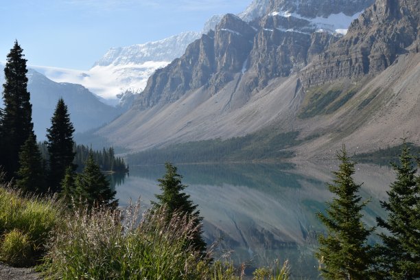 弓湖上朦胧的倒影图片下载