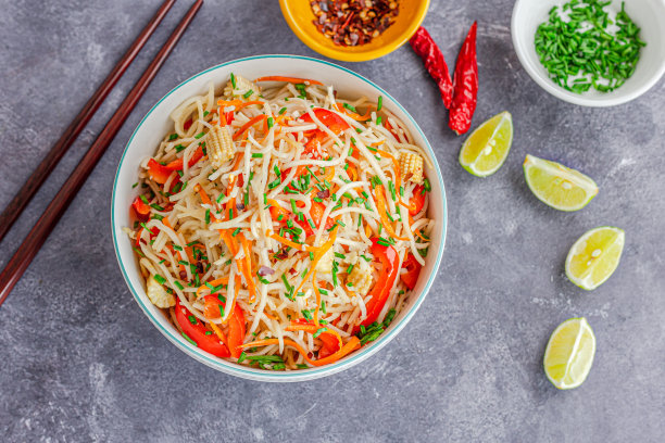 用筷子夹碗里的蔬菜炒面正上方照片图片下载