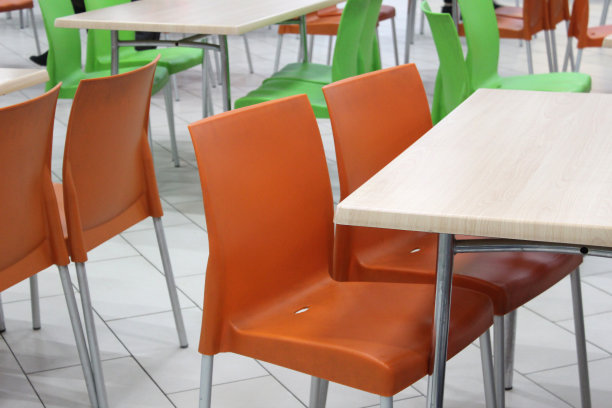 桌子和椅子摆放在空荡荡的咖啡馆里，没有人。图片下载