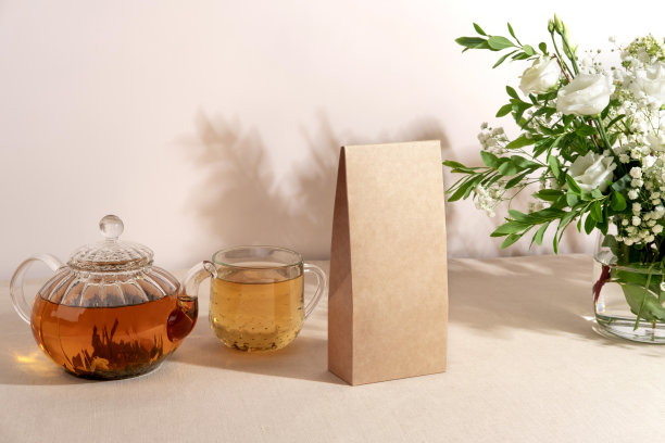 茶叶品牌和包装模型。空白茶包装模型与茶。牛皮纸包装和空白空间显示您的品牌设计图片下载