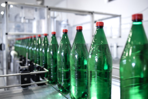 饮料厂用传送带自动化机器输送瓶装饮用水。图片下载