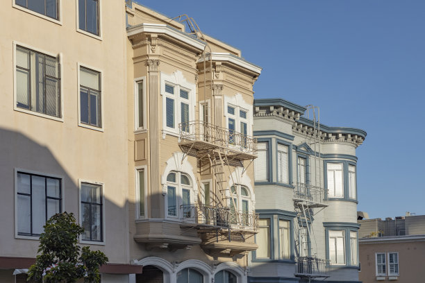 阳光明媚的旧金山市中心维多利亚风格的老房子图片下载