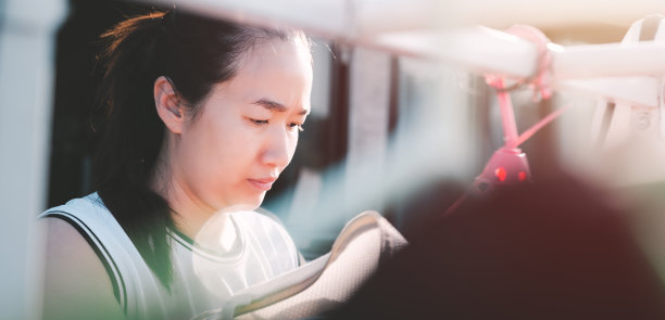 美丽的亚洲女人正在晾晒衣服。家庭主妇做家务的概念。生活方式。图片下载