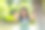 开朗的黑发女子穿着t恤站在城市公园，在户外用7号手指指着，微笑着自信而快乐。选择性聚焦在她的脸上。图片下载