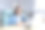 年轻美丽的亚洲女性录制音频播客，女性在办公室使用专业麦克风图片下载