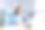 年轻美丽的亚洲女性录制音频播客，女性在办公室使用专业麦克风图片下载