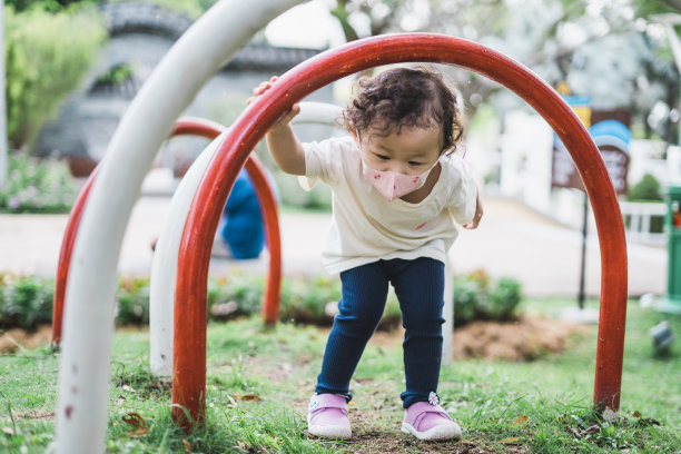 小女孩在操场上玩耍图片下载