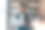 严肃的年轻人在图书馆用笔记本电脑图片下载
